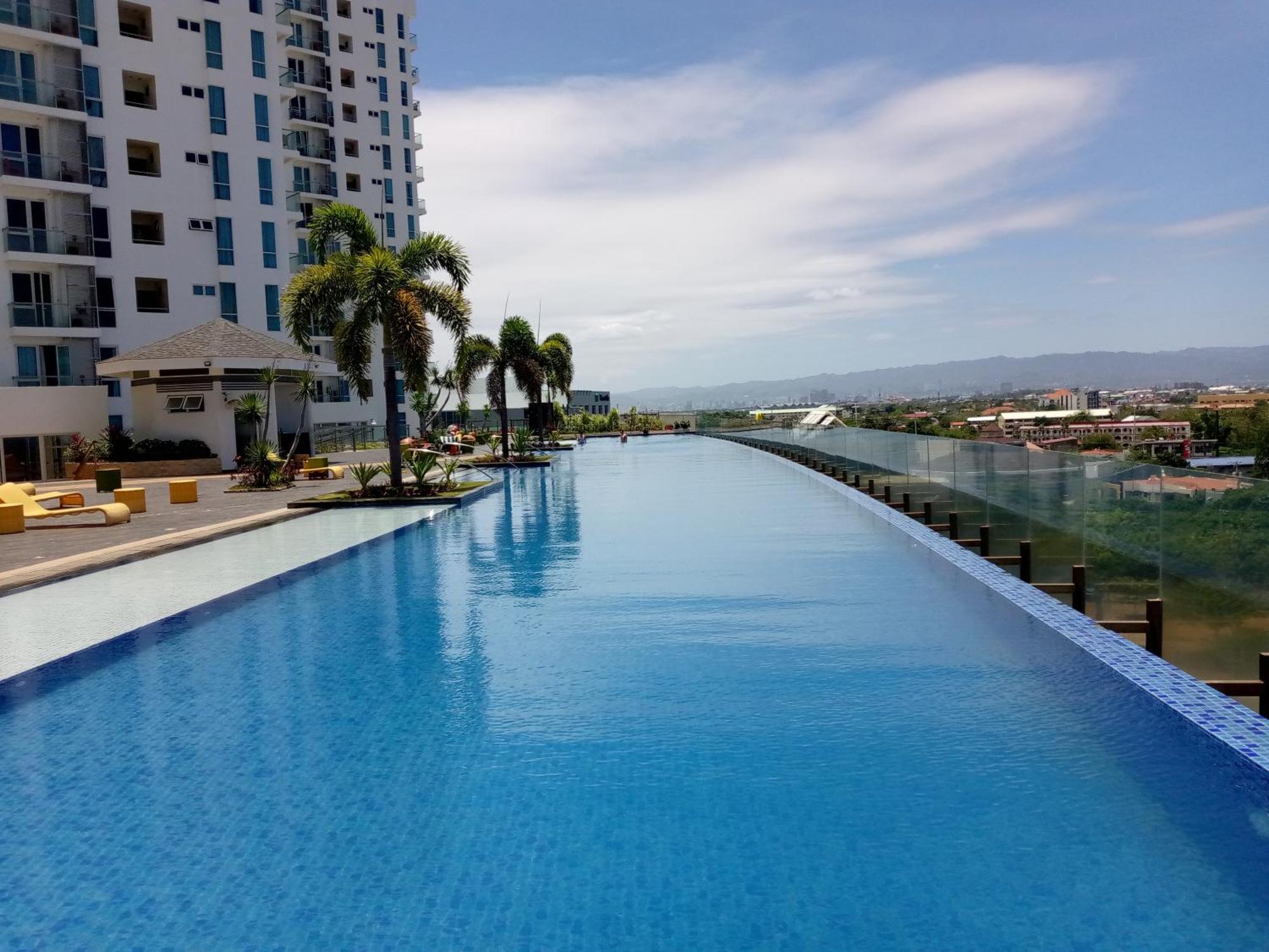 Mactan Newtown 8 Boulevard Deluxe Punta Engano  Экстерьер фото
